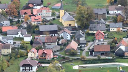 Luftbild: akp
Die Gemeinde Stadlern geht schuldenfrei ins nächste Etatjahr. Der Gemeinderat befasste sich in seiner Sitzung mit Ausgabe-Positionen im Etat 2021, bei welchen sich geringfügige Veränderungen ergaben haben.