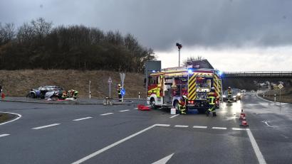 Bild: Petra Hartl
Ein Unfall auf der Staatsstraße 2123 bei Sorghof führte am Freitagabend zu einem größeren Einsatz der Rettungskräfte und Verkehrsbehinderungen.
