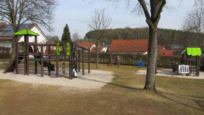 Bild: fg
Eine Hecke begrenzt derzeit den Spielplatz an der Lessing-/Schillerstraße in Hirschau. Die Anlage könnte um die Fläche dahinter erweitert werden.