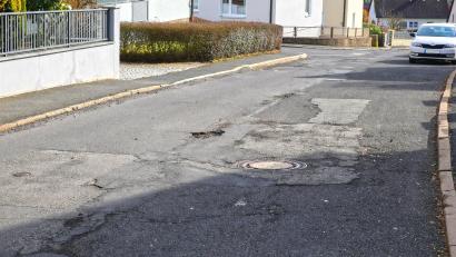 Bild: njn
Die Ausbesserung von Schäden in der Hans-Schrembs-Straße soll noch heuer erfolgen.