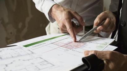 Symbolbild: Christin Klose/dpa
Wer seine Eigentumswohnung umbauen will, muss gut planen. Für manche Schritte ist nämlich die Zustimmung der Eigentümerversammlung nötig.