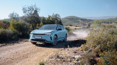 Bild: Jayson Fong/Toyota/dpa
Noch mit leichter Tarnung im Gelände: Toyota rollt das rein elektrische SUV BZ4X im Sommer auf die Pisten.