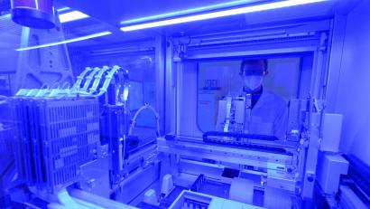 Symbolbild: Julian Stratenschulte/dpa
Ein Mitarbeiter steht im Labor Nordlab an einem Gerät für die molekulare Diagnostik zur Detektion von Sars-CoV-2 mittels PCR.