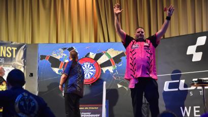 Bild: A. Schwarzmeier
Darts-Profi Scotty "Dog" Mitchell (rechts) lässt sich feiern.
