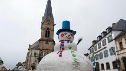 Bild: Nicolas Armer/dpa
Mit Zylinder, rosa Wangen und spitzer Nase thront der Riesenschneemann mitten in Bischofsgrün.