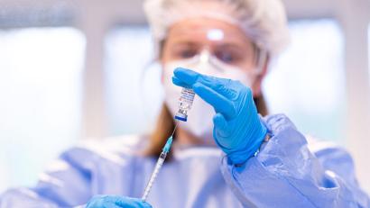 Bild: Guido Kirchner/dpa
Die ersten Impfzentren starten mit den Novavax-Impfungen.