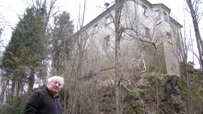 Bild: pz
Friedrich Söllner unterhalb von Schloss Hardeck am Fuße des mächtigen Felssockels. Darauf wurde einst die Burg errichtet.