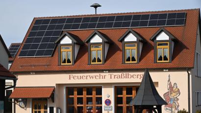 Bild: gf
Der mittels Photovoltaikanlagen auf gemeindlichen Liegenschaften wie dem Feuerwehrhaus in Traßlberg (Bild) erzeugte Strom wird zu 41 Prozent von der Gemeinde Poppenricht eigengenutzt. Jedoch sind nach Ansicht des Klimaschutzbeauftragten Jürgen Stauber weit mehr Anlagen erforderlich, um die bis 2030 gesteckten Klimaziele auch nur annähernd zu erreichen