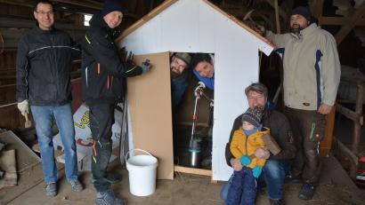 Bild: jr
Im Stadel von Anton Zintl (Schmid) bauen diesen Männer an einer Hütte, die einem Haus in Waldsassen nachempfunden ist, dort wo ein immenser Wasserschaden auftrat. Dargestellt wird, wie nach der Stelle gesucht wird, wo das Wasser austritt. Die Auflösung gibt es am Faschingsdienstag. Schlüsselclub-Präsident Alexander Hübner (hockend) besuchte die Vorbereitungen.