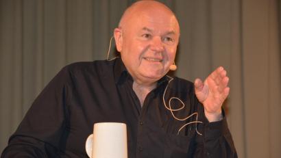 Bild: jr
Toni Lauerer freute sich, endlich wieder einmal auf der Bühne stehen zu dürfen. Mitterteich war nach eigenen Angaben seit September wieder sein erster Auftritt. Mit dem Soloprogramm „Lauter Deppen“ begeisterte er sein Publikum.