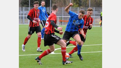 Bild: Werner Franken
Die SpVgg SV Weiden (blaue Trikots) gewann am Samstag das Vorbereitungsspiel gegen den SC Luhe-Wildenau mit 2:0.