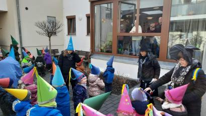 Bild: u
Eine gelungene Überraschung gab es für die Gäste der Solitären Tagespflege St. Barbara am Unsinnigen Donnerstag. Dafür sorgten die als Zauberer und Hexen kostümierten Kinder des Kindergartens St. Wolfgang.