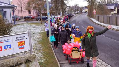 Bild: bkr
Rektorin Gudrun Lehner als Pippi Langstrumpf an der Spitze des Faschingszugs.