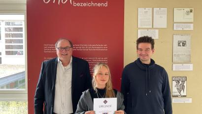 Bild: Otto-Hahn-Gymnasium/exb
Freude über den Erfolg: Im Bild von links Stefan Niedermeier, Schulleiter des Otto-Hahn-Gymnasiums, Preisträgerin Jessica Schulte und Chemielehrer Michael Straub.