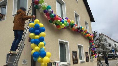 Bild: gri
Freudenberg ist bunt: Am Faschingswochenende brachten die Dorfbewohner Farbtupfer in die Hauptstraße.