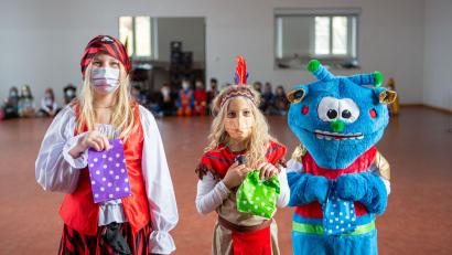 Bild: gz
Die drei Preise bei der Maskenprämierung in der Schule gingen an das blaue Monster Finn Richthammer, die Indianerin Anna Frank und an die Piratin Mia Steger.