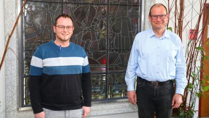 Bild: njn
Der Breitbandpate der Stadt Erbendorf, Hubert Wojtenek (rechts) mit dem Ansprechpartner für Glasfaseranschlüsse Kundenbetreuer Andreas Weigelt (links).