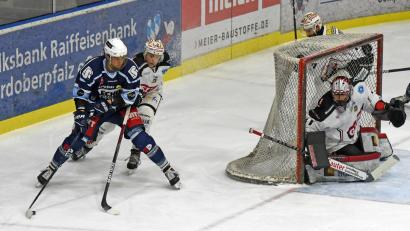 Archivbild: gb
Am Freitag gewannen die Blue Devils Weiden (Szene mit Philipp Siller, blaues Trikot) gegen die Memmingen Indians mit 3:2 nach Penaltyschießen. Am Sonntag legte der Spitzenreiter der Oberliga Süd nach und siegte beim EV Füssen mit 3:1.