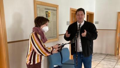 Bild: Gemeinde Fensterbach/exb
Abstand halten: Deswegen war der Bürgermeister mit einem extra langen Schlips zum Dienst gekommen.