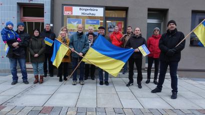 Bild: Günther Amann/SPD Hirschau
Gegen den völkerrechtswidrigen Krieg und für die Solidarität mit der ukrainischen Bevölkerung, dafür demonstrierte mit Unterstützung von SPD-Kreisvorsitzenden Uwe Bergmann und MdL a.D. Reinhold Strobl die Hirschauer SPD vor ihrem Bürgerbüro am Marktplatz.