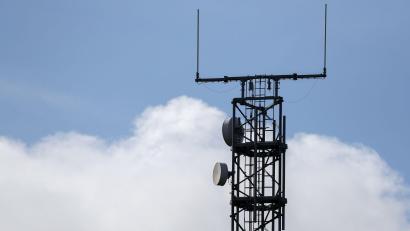 Symbolbild: Jan Woitas/dpa
Mobilfunknutzer in der Gemeinde Hirschbach sollen im Lauf des Jahres 2022 durch einen neuen Mast in den Genuss schnellerer Verbindungen kommen.