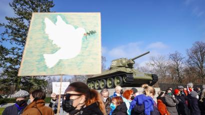 Bild: Kay Nietfeld/dpa
Menschen demonstrieren gegen die russische Invasion der Ukraine an der Gedenkstätte für die getöteten sowjetischen Soldaten im Zweiten Weltkrieg.