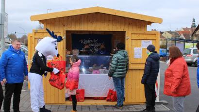 Bild: u
An zwei Samstagen bietet die Hirschauer Narrhalla bei der Aktion „Fasching to go“ selbst gebackene Küchln, Kuchen, Torten und Überraschungsbeutel an. Die Nachfrage übertrifft alle Erwartungen von Präsidentin Regina Merkl (rechts), Vizepräsidentin Michaela Meier (links) und Hofmarschall Martin Merkl (Zweiter von links). Besonders gefragt ist Maskottchen Monti, sowohl als Verkäufer als auch als Partner beim Foto-Shooting.