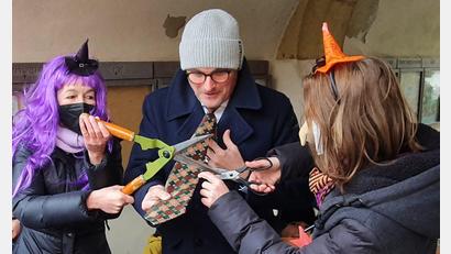 Bild: Monika Steffens
Marion Weiß (links) und Michaela Kiefmann (rechts) hatten Bürgermeister Maximilian Beer und seine Krawatte fest im Griff.