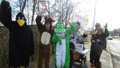 Bild: mma
"Wenigstens d'Vicha san normal", meint der W.A.S. Club DTR, als er durch Hahnbach zieht.