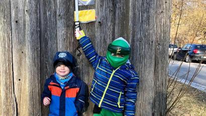 Bild: fvo
Die beiden Brüder Anton (6 Jahre) und Philip (3 Jahre) sind als Polizist und Ninja unterwegs.