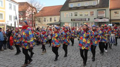 Bild: frd
Zu den Klängen des Kolping- Spielmannszuges Oberviechtach ging es auf den Marktplatz.