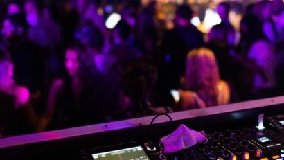 Symbolbild: Philipp von Ditfurth/dpa
In einem Club in Straubing waren sechs Frauen zusammengebrochen.