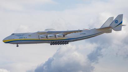 Bild: Bartlomiej Myc/dpa
Die Antonow An-225 "Mriya". Bei den Kämpfen nahe Kiew ist einem ukrainischen Medienbericht zufolge das weltweit schwerste Frachtflugzeug zerstört worden.