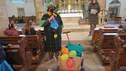 Bild: jzk
Gemeindereferent Jochen Gößl hatte als Clown die richtigen Utensilien für den Fasching zum Kleinkindergottesdienst in Kemnath mitgebracht.