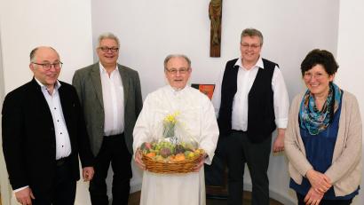 Bild: do
In der Stille des Klosters feierte Pater Andreas Hamberger seinen 80. Geburtstag. Unser Bild zeigt von links Bürgermeister Albert Nickl, Pater Roman Löschinger, Pater Andreas, Prior Pater Adrian Kugler und Elisabeth Nickl.