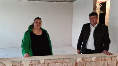 Bild: sne
Bürgermeister Edgar Knobloch hofft auf mehr Kontinuität bei der Leitung des Mehrgenerationenhauses. Anja Zankl will das erfüllen. Sie freut sich schon auf ihre neue Wirkungsstätte im Obergeschoss der gerade sanierten Stadthalle.