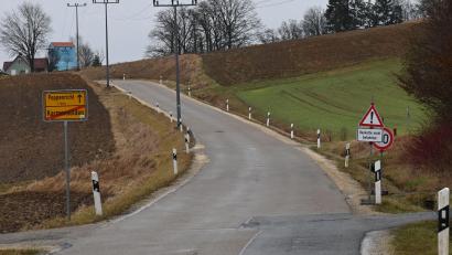 Bild: gf
Nicht gerade übermäßig breit ist die Straße zwischen Karmensölden und Poppenricht. Nachdem die Stadt Amberg den Bau des Radwegs auf ihrem „Hoheitsgebiet“ rechtsseitig ablehnt, bleibt als Alternative nur das Gelände linksseitig, wobei der Radweg „unterhalb“ des Straßenniveaus verlaufen soll und die Leitungsmasten auf einem mindestens eineinhalb Meter breiten Grünstreifen zwischen Straße und Radweg stehen bleiben können.
