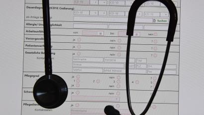 Symbolbild: Stefan Sauer/dpa
Eine Krankenakte enthält sensible Daten, die auch Mitarbeiter einer Praxis schützen müssen.