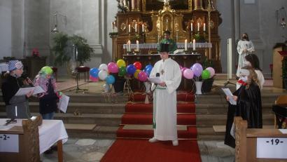 Bild: wro
Angeführt von Ministrant Andreas Trießl (Mitte), beschlagnahmten die Mädchen und Buben - gleich zu Beginn der Heiligen Messe - den Vorraum des Altares für sich.