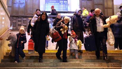 Bild: Sznapka Petr/CTK/dpa
Geflüchtete gehen nach ihrer Ankunft mit einem Sonderzug eine Treppe am Bahnhof im tschechischen Bohumin hinunter. In Tschechien sind am Wochenende die ersten Sonderzüge mit Flüchtlingen aus der von Russland angegriffenen Ukraine eingetroffen.