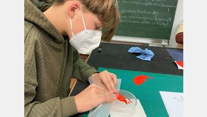 Bild: Agnes Roberson /exb
Konzentrierte Vorarbeit: Das Kunstwerk von Fabio Engel soll die Glasstraße von Waldsassen bis Passau darstellen.