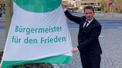 Bild: Stadt Weiden/exb
Weidens Oberbürgermeister Jens Meyer hisst die Flagge "Mayor for Peace" als Zeichen für den Frieden angesichts des Kriegs in der Ukraine.