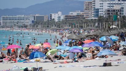 Bild: Clara Margais
Touristen am Strand von Arenal. Corona-Reisebeschränkungen werden auf Mallorca deutlich gelockert oder fallen ganz. Foto: Clara Margais/dpa