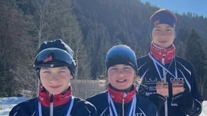 Bild: Uschold/exb
Gleich fünfmal aufs Treppchen schafften es die Hirschauer Lukas Loos, Merle Uschold und Tobias Loos (von links).