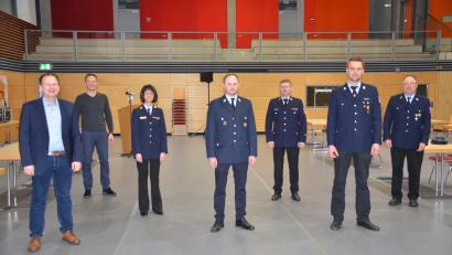 Bild: ak
Das Bild zeigt (von links) Bürgermeister Christian Porsch, FFW-Beauftragter Paul Dolata, Kreisbrandinspektorin Kerstin Schmidt, stellvertretender Kommandant Martin Gräbner, Kreisbrandmeister Jürgen Hübner, Kommandant Manuel Gräbner sowie Vorsitzender Roland Freiberger.