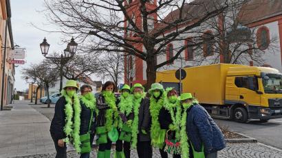 Bild: gz
Neun Damen im auffalllenden Outfit sorgten am Marktplatz für einen kurzen Stau.