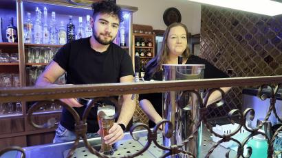 Bild: bsc
Isabell Damrath (rechts) kann bei größeren Feierlichkeiten neben ihren Eltern auch auf die Unterstützung ihres Sohns Dennis (links) zählen.