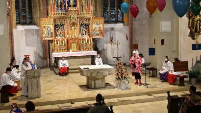 Bild: bph
In der gereimten Faschingspredigt hielt Pfarrer Hannes Lorenz Zwiegespräch mit der Kirchenmaus Eulalia und gab einen kleinen Rückblick auf Kurioses, auf "Freuden und Sorgen der Lauen und Frommen, die so das Jahr über in die Kirche kommen".