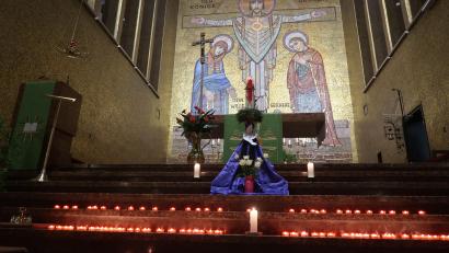 Bild: Kunz
Zahlreiche Gläubige brachten beim ökumenischen Friedensgebet in der Herz Jesu Kirche ihre Friedenslichter zum Altar.