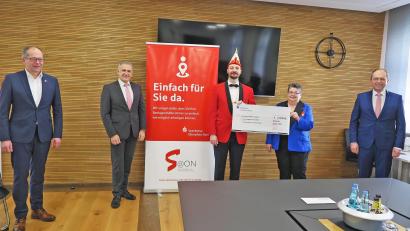 Bild: jzk
Der Kemnather Bürgermeister Roman Schäffler, Landrat Roland Grillmeier, Edith Schiedlofsky (Fortschauer Carnevalsclub), Florian Hofmann (Waldecker Carneval Verein e. V.) und das Mitglied des Vorstands der Sparkasse Oberpfalz Nord, Hans-Jörg Schön, (von links) bei der symbolischen Übergabe des Spendenscheck an die Faschingsgesellschaften.